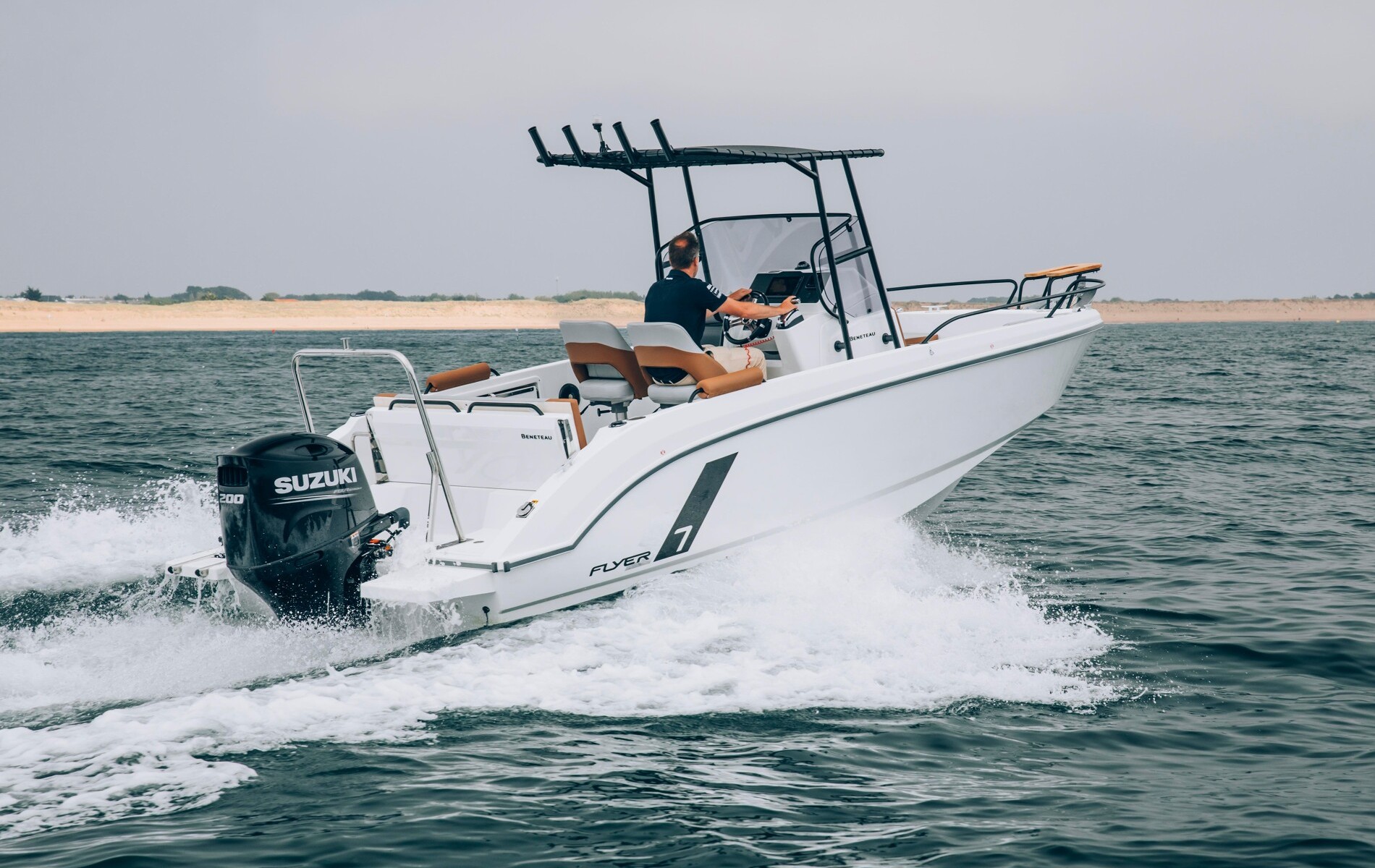 The FLYER 7 SPACEdeck by Beneteau Outboard